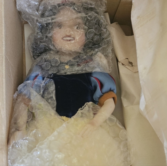 Snow white porcelain doll, and dwarfs ,4 brand new in boxes Vintage - Picture 2 of 6